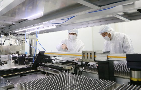 《宣傳貫徹經(jīng)濟工作會議精神》春節(jié)不停工 堅守崗位促生產(chǎn)